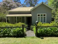 Historic Cottage 4 Riverside Dve. Pet friendly, flat fenced yard  on the River. - Wi-Fi