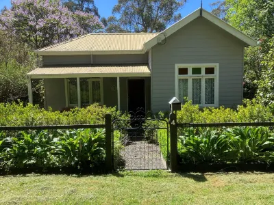 Historic Cottage 4 Riverside Dve. Pet friendly, flat fenced yard  on the River. Các khách sạn gần Yarra Ranges National Park