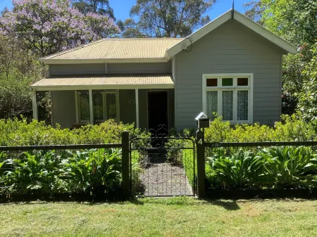 Historic Cottage 4 Riverside Dve. Pet friendly, flat fenced yard  on the River.