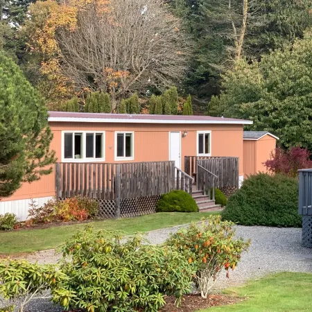 Private Beach Access Trail, peaceful wooded setting - sleeps 3