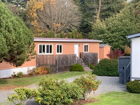 Private Beach Access Trail, peaceful wooded setting - sleeps 3 Отели рядом с достопримечательностью «Нью Дангенесс Лайтхаус»