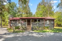 Privacy and peace at the cozy Cabin. Family friendly and pet friendly