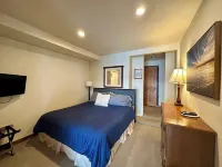 Bayfront Two Bedroom OVER the Water! Beach, Balcony & Pet friendly
