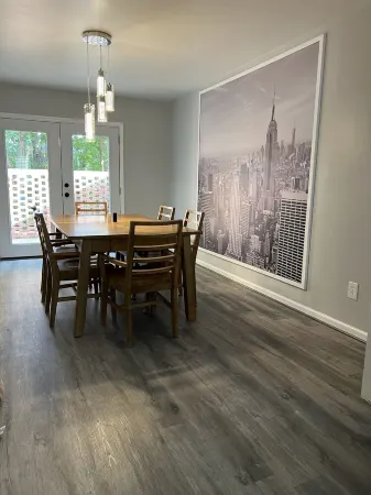 Newly renovated home away from home downtown High Point. Отели рядом с достопримечательностью «All-A-Flutter Butterfly Farm»