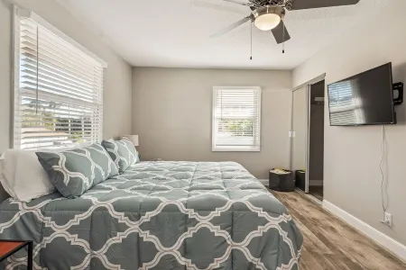 2 Bedroom 2 Bath Walking distance to Beach and Restaurants