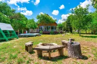Elegant Birdhouse Cabin with 🔥Heated🔥 Cowboy Pool Hotels in Kyle
