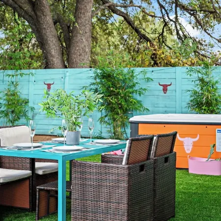 Chic 4Br Austin Retreat w/ Cowboy Pool, Hot Tub & Sauna — Near Downtown