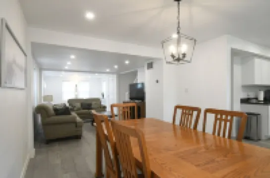 Holiday House! Fully Renovated House, Minutes to EVERYTHING, Pet Friendly!