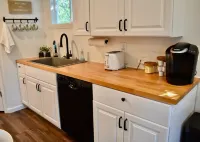 Cute tiny home with everything you need! Hotels in Cedar Falls