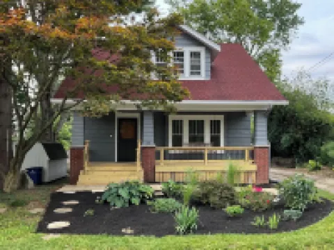 Updated Craftsman home, quiet setting, porch swing overlooking Old Town Park. Hotels in Westerville