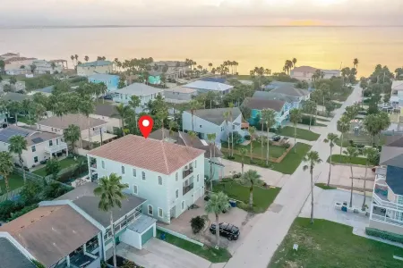 Modern Pool - Spa - Huge Game Room - Sleeps 36 Отели рядом с достопримечательностью «Sea Turtle, Inc.»