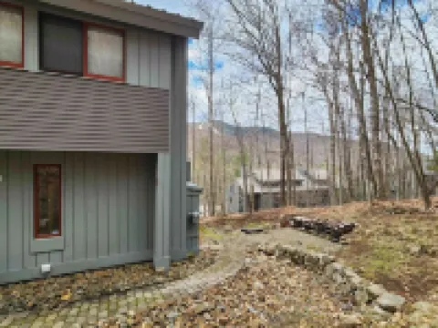 2 Bed/2Bath White Mtn treetop Townhome across from Loon w views,pool & shuttle 林肯酒店