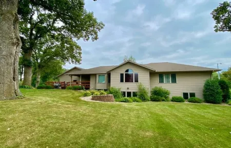 Sleeps 15 Beautiful Home on 1.2 Acre lot Minutes from Lakes, boat dock & beach Отели в г. Альберт-Ли