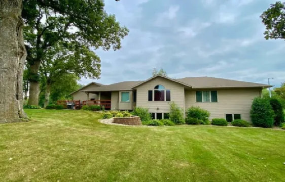 Sleeps 15 Beautiful Home on 1.2 Acre lot Minutes from Lakes, boat dock & beach