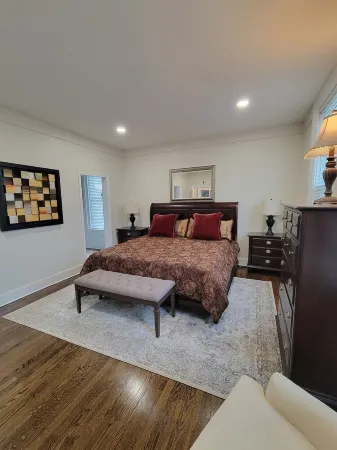 Scott Street Historic Haven - 6 min drive to Notre Dame Отели рядом с достопримечательностью «Ice Box Skating Rink»