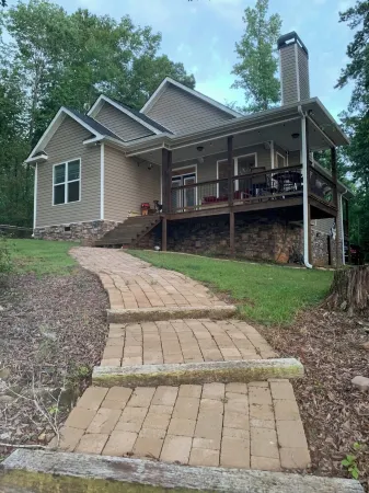 Cozy 3-bedroom Lake house with fiber Wifi, Boathouse & Dock on Lake Sinclair
