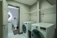 Modern Waterview 2BR Condo Mins From Airport