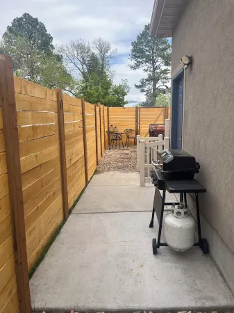 2 bedroom in law basement suite. family friendly mountain getaway Отели в г. Уошэтч Каунти