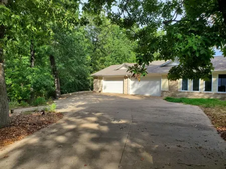 KINGSVIEW - Private Lakefront Acreage-Magnificent Lakeview-4200 Sq Ft Luxury!!!!