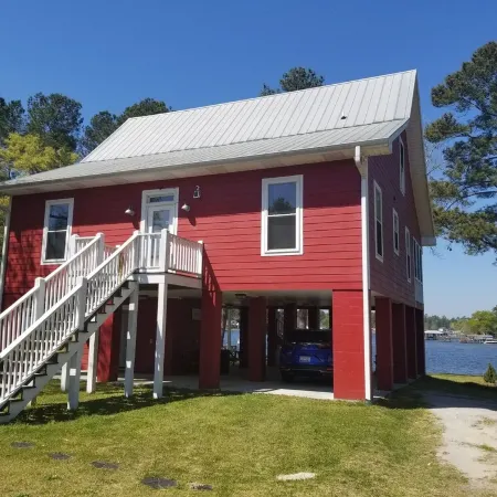 Lake Marion's Big Red House. W/ Dock and Kayaks. Pet Friendly please read policy