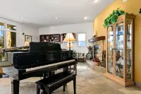 Comfort for you to relax and enjoy your gathering! Just 1 mi to beach & Village!