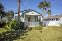 Hang With the Locals at the SURF PARK House! 3 blocks to the Beach, Pet friendly