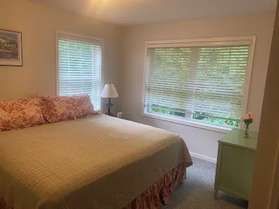 Cozy 2-bedroom condo in enchanting Petoskey with WiFi, AC. State Park, Bike Path Hotels near Coveyou Scenic Farm Market : Petoskey's Historic Organic Farm