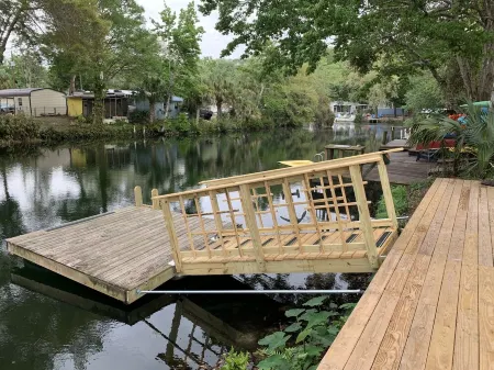 Weeki Wachee Pirate House Отели рядом с достопримечательностью «Уики Уэши Спринг»