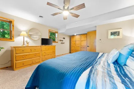 Table Rock Lake View, Huge Deck, Trees, Quiet, Updated, Decorated for Holidays!