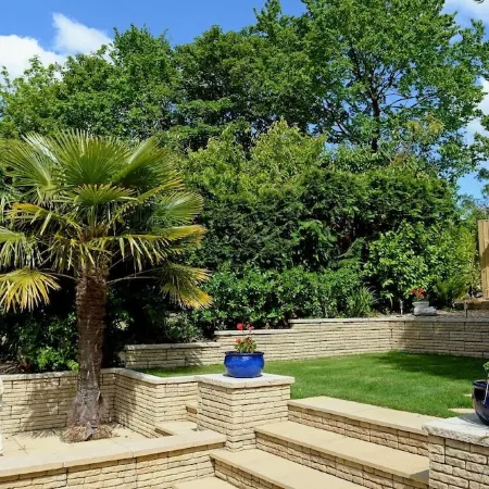 Family bungalow with private pool near Tenby (Free Wifi)