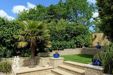 Family bungalow with private pool near Tenby (Free Wifi)