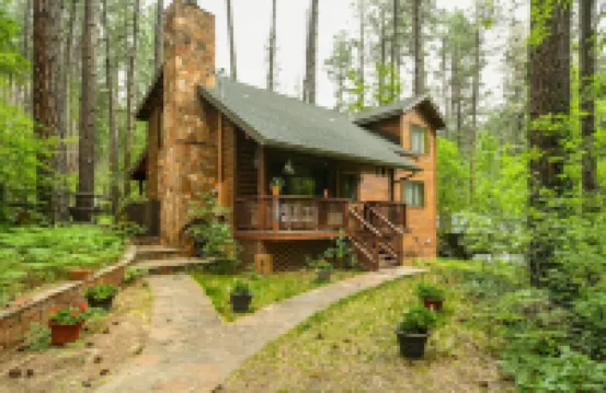 Cozy Cabin Nestled in the Heart of Oak Creek, minutes from trails