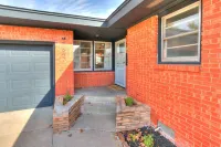 Vibrant 3 bed 1.5 bath home that's close to everything in OKC!!! Hotels in The Village
