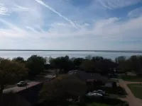 Lake view, Spacious 5 bedrooms, big lot, sleep 18