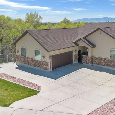 Springville Welcome Home: spacious 5-bedroom house in delightful Springville