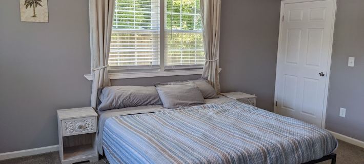 Spacious Family Home with Outdoor Space. One mile to downtown Hotels in New Bern