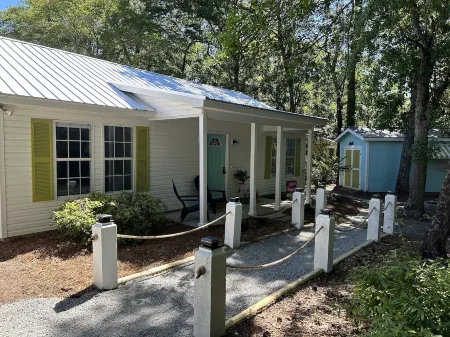 Tranquil Private Home, Heart of Inlet, easy walk to Marshwalk and Restaurants