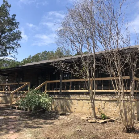 Cedar Ridge Log Cabin on 14 acres - Pet Friendly!