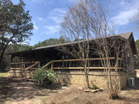Cedar Ridge Log Cabin on 14 acres - Pet Friendly!