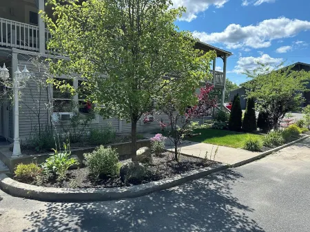 2br ADK Style Condo #9 - Walk to Main St and Mirror Lake