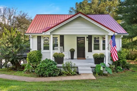 Newly Renovated Charming Little Leiper's Cottage