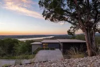 As seen on CBS show Staycation -Private Pool, Lake View, Lake Travis, EV charger