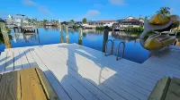 Tropical Waterfront Pool Home, Private Dock, Kayaks, Direct Access to Tampa Bay!