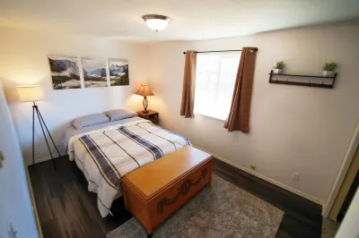 Bright 4-bedroom home near Airport & Bend w/big backyard