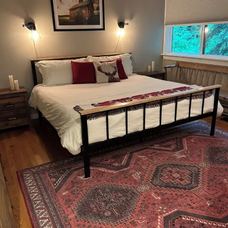Chic, Cozy & Fun, Ski-in Ski-out, Great Location Stowe!
