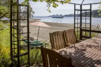 Stunning Beach Suite, great mountain & water views, near downtown Winslow, Cozy. - 무료 와이파이