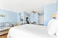 Renovated Studio condo with partial view of beach dunes-Beach Service included