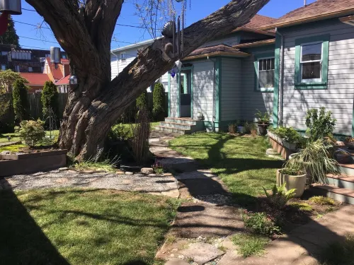 Great Harbor Views, Walk to Victoria Ferry and downtown, Roomy Apartment!