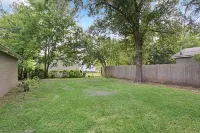 Enjoy our cozy cottage just minutes from A&M Campus Hotels in Bryan