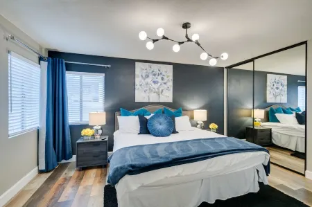 Experience luxury in Green Valley, just a hop away from Tropicana Отели рядом с достопримечательностью «Cactus Garden Dr»